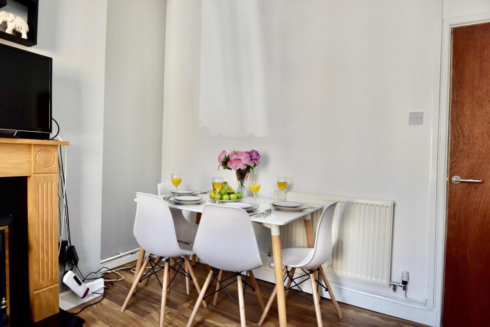 Come On In Lucas Street Newport Train Station Sleep Upto 8 Villa Luaran gambar