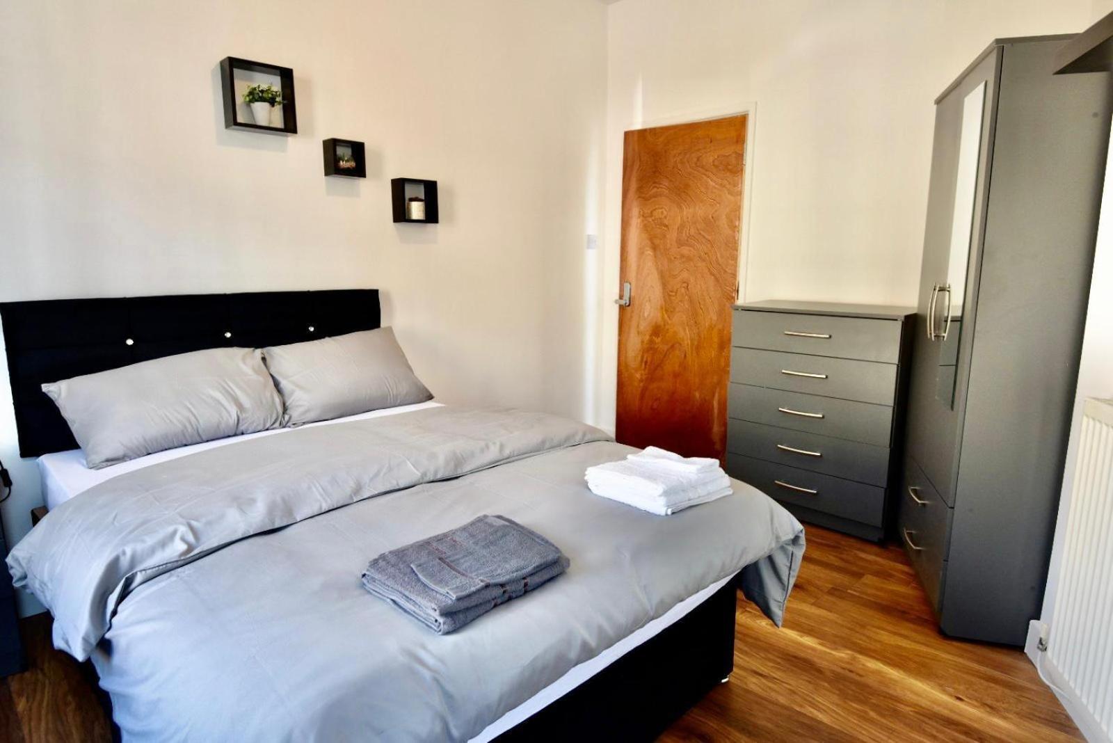 Come On In Lucas Street Newport Train Station Sleep Upto 8 Villa Bilik gambar