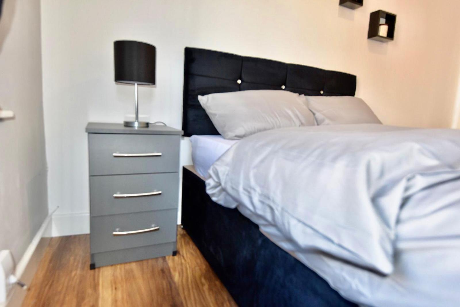 Come On In Lucas Street Newport Train Station Sleep Upto 8 Villa Bilik gambar