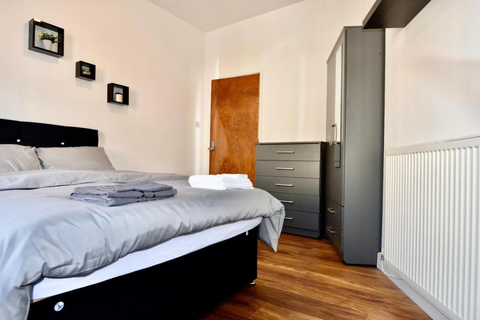 Come On In Lucas Street Newport Train Station Sleep Upto 8 Villa Bilik gambar